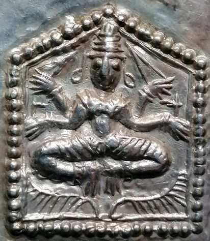 ANTICO PENDENTE A PIASTRA CON DIVINITAgrave INDUgrave IN AGENTO MASSICCIO, INDIA, XX SEC.