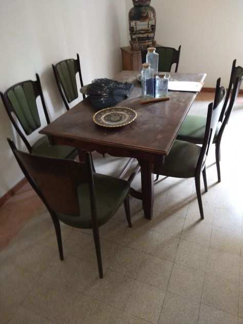 Antico tavolo con 6 sedie