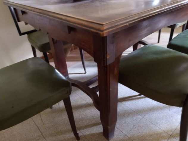 Antico tavolo con 6 sedie