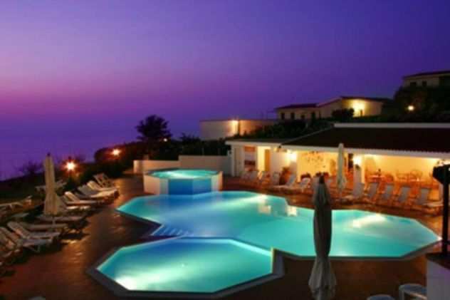 Appartamento con due stanze da letto e piscina a due passi da Tropea  690 