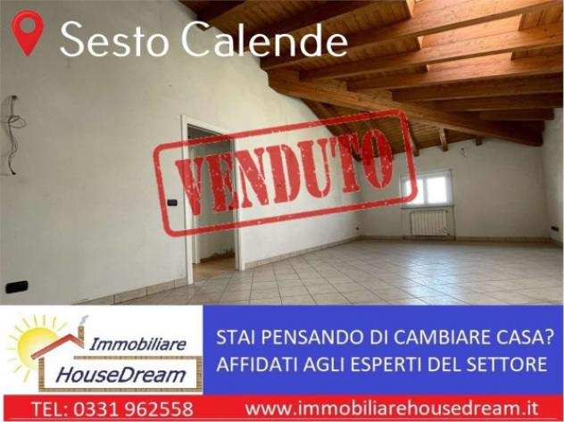 Appartamento di 100 msup2 con 3 locali e posto auto in vendita a Sesto Calende