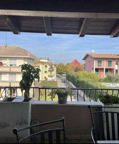 Appartamento di 100 msup2 con 4 locali e posto auto in vendita a Desenzano del Garda