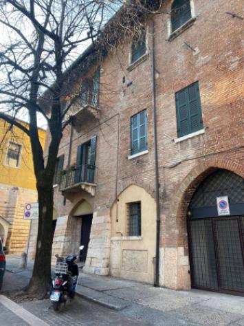 Appartamento di 100 msup2 con piugrave di 5 locali e posto auto in affitto a Verona