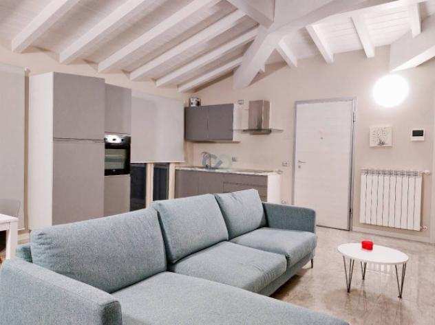 Appartamento di 103 msup2 con 3 locali e box auto in affitto a Desenzano del Garda