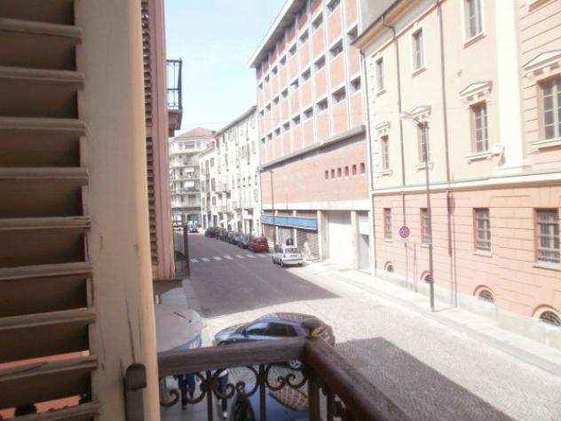Appartamento di 110 msup2 con piugrave di 5 locali e box auto in vendita a Asti