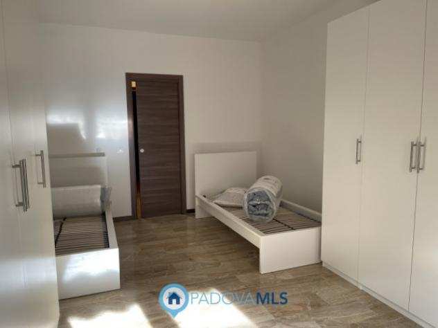 Appartamento di 120 msup2 con 4 locali e box auto in affitto a Padova