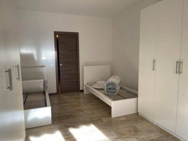 Appartamento di 120 msup2 con 5 locali e box auto in affitto a Padova
