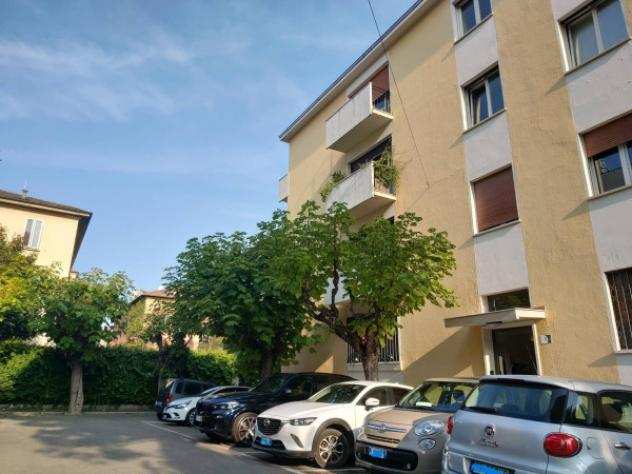 Appartamento di 120 msup2 con 5 locali e posto auto in vendita a Bologna