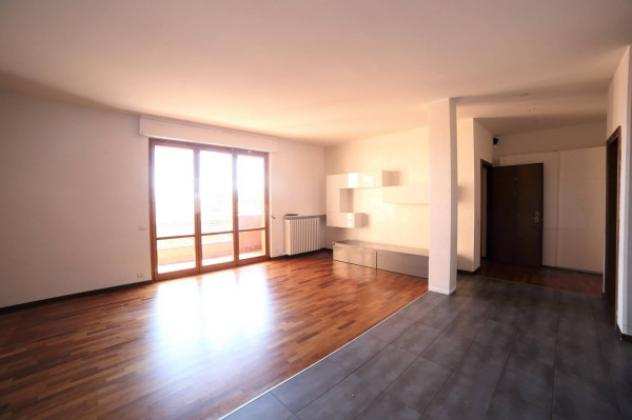 Appartamento di 130 msup2 con 3 locali e box auto in affitto a Varese
