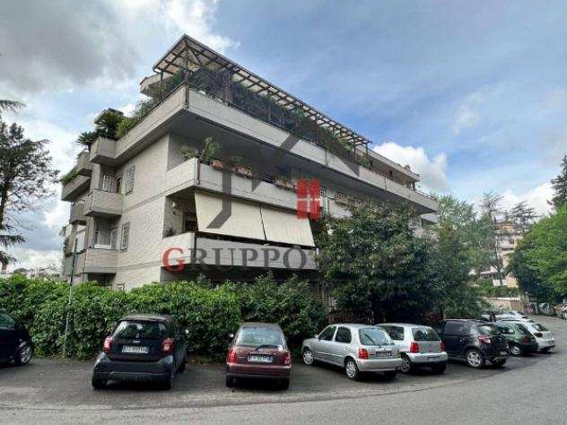 Appartamento di 130 msup2 con 4 locali e box auto in vendita a Roma