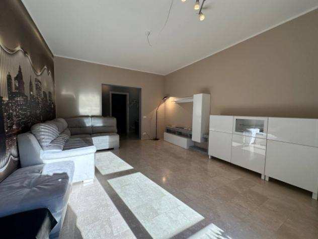 Appartamento di 140 msup2 con 5 locali e box auto in affitto a Modena