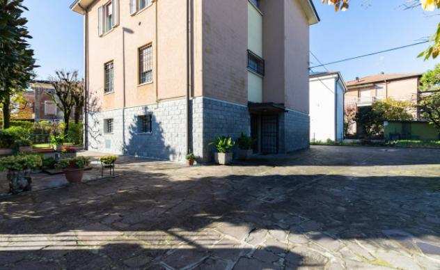 Appartamento di 160 msup2 con piugrave di 5 locali e posto auto in vendita a Modena