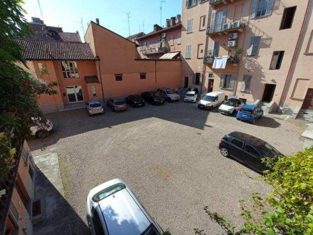 Appartamento di 170 msup2 con 4 locali e box auto in affitto a Pavia