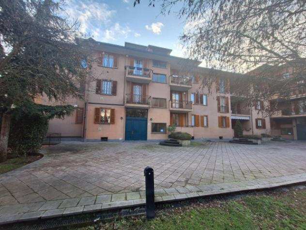 Appartamento di 170 msup2 con 4 locali e box auto in vendita a Pavia