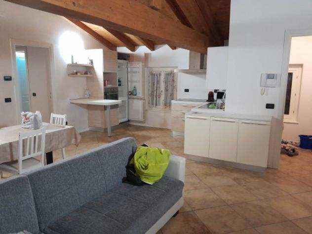 Appartamento di 90 msup2 con 5 locali e box auto in affitto a Desenzano del Garda