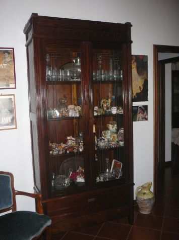 Armadio vetrina in legno antico con ante in vetro lavorate
