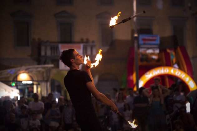 artisti da strada giocolieri spettacoli fuoco e ali luminose 3478497587