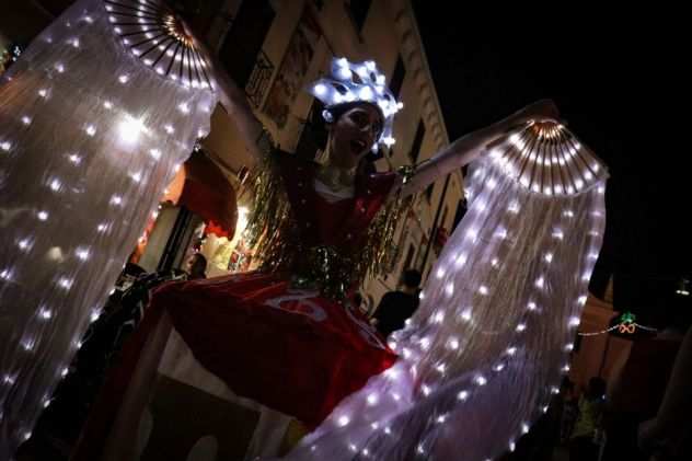 Artisti di strada farfalle luminose Organizziamo e personalizziamo ogni evento