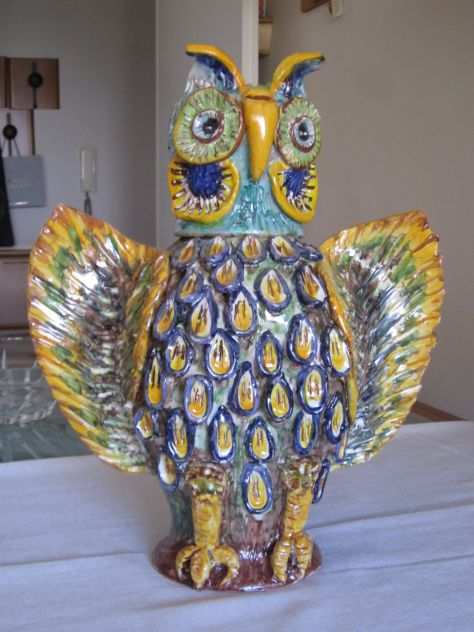 ARTISTICO GUFO in ceramica di Caltagirone Altezza cm 46 Larghezza ali 36 cm.