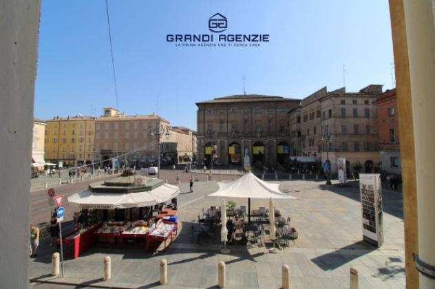 Attivitagrave  Licenza di 238 msup2 con piugrave di 5 locali in vendita a Parma