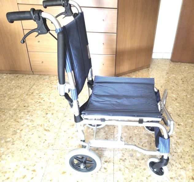 Ausilio per anziani e disabili - Sedia a rotelle ultraleggera
