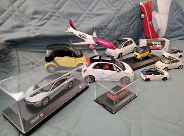 Auto di varie dimensioni in metallo e plastica, di auto e aereo, vari modelli