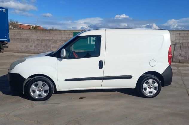 Autocarro furgone furgoncino Van Fiat Doblograve