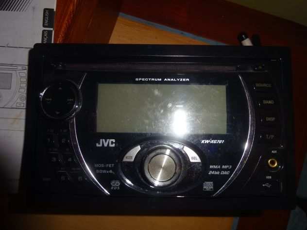 Autoradio JVC (modello KW-XG701).