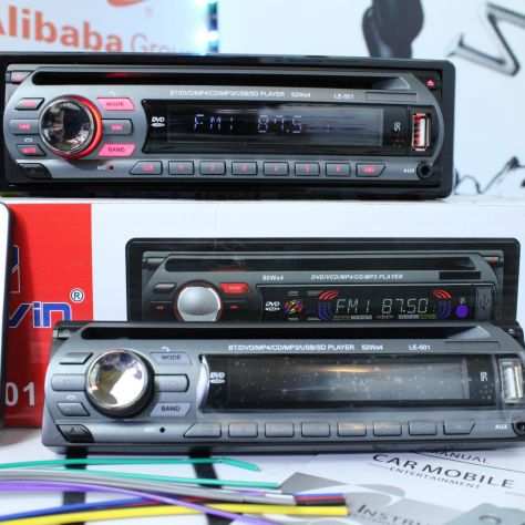 AUTORADIO LETTORE CD TELEFONO VIVAVOCE BT SD AUX 52X4 FRONT ESTRAIBILE - spediz.