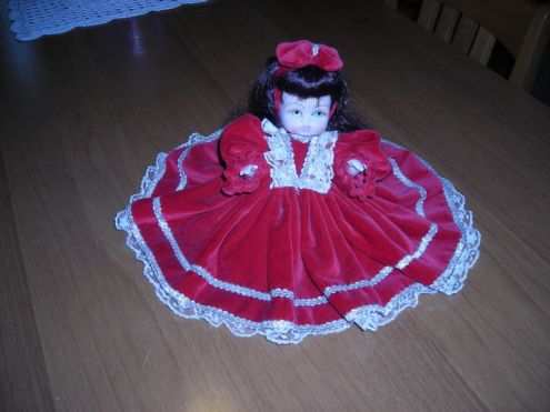 bambola elegante per arredamento tenuta come nuova