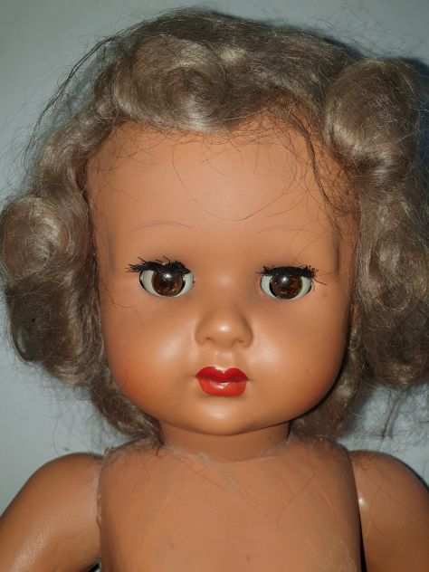 Bambola Vintage anni 50 in gesso, con abiti depoca