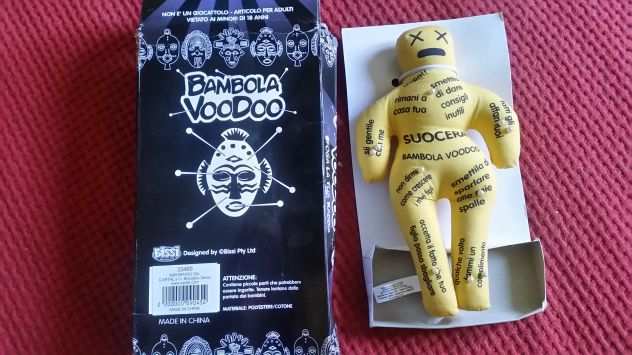 bambola voodoo suocera con scritte in italiano