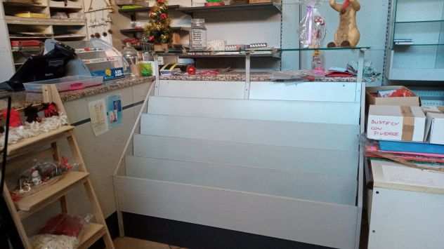 bancone angolare usato per negozio con ripiano in marmo altezza 3 cm.