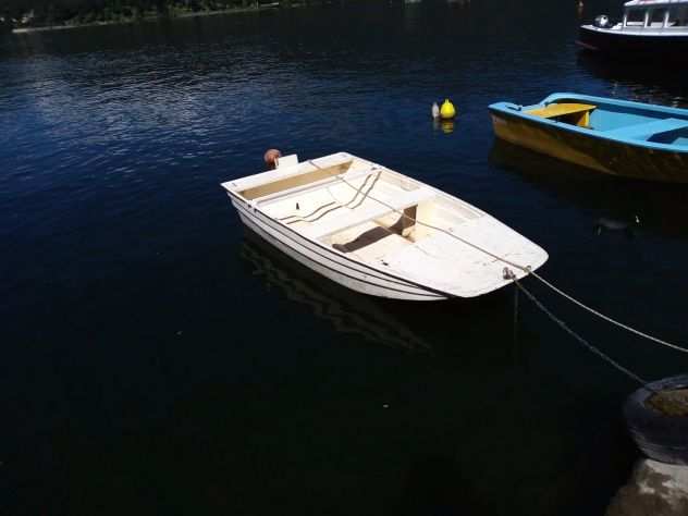 Barca acqua dolce con motore elettrico.