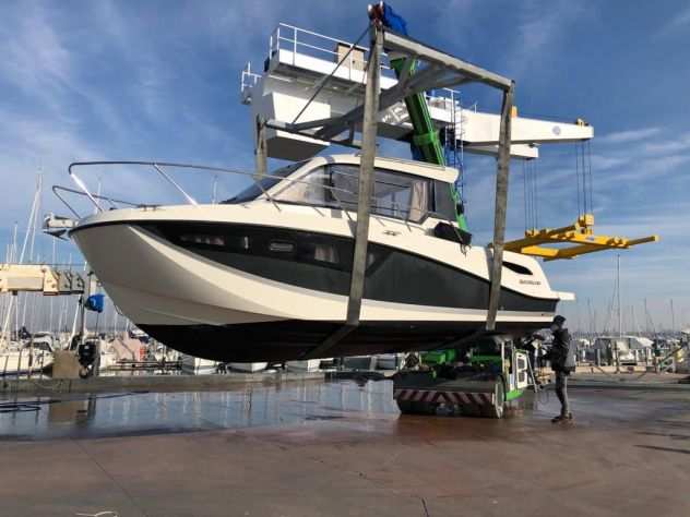 Barca pari al nuovo Quicksilver 755 WE con motore Mercury 250 verado