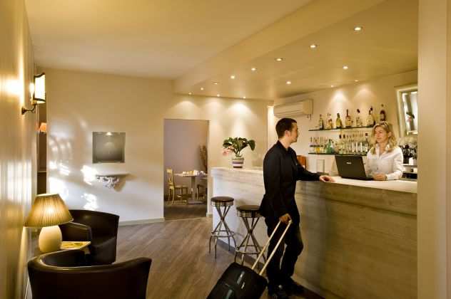 BARISTA PER COLAZIONI CON MANSIONE ANCHE DI RECEPTIONIST