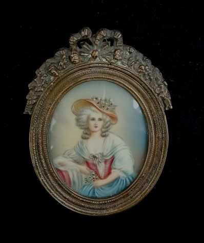 BELLA MINIATURA DI DAMA IN ABITI SETTECENTESCHI CON CORNICE BRONZO EPOCA 1900.