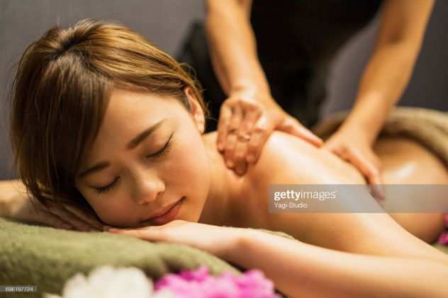 Bella signora esegue massaggi