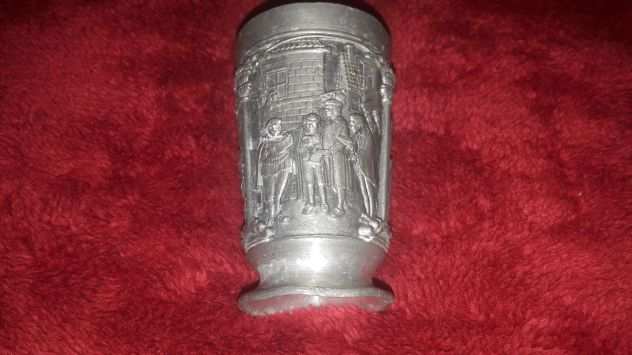 Bicchiere medievale in metallo rilievi
