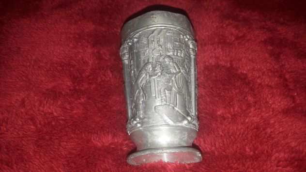 Bicchiere medievale in metallo rilievi