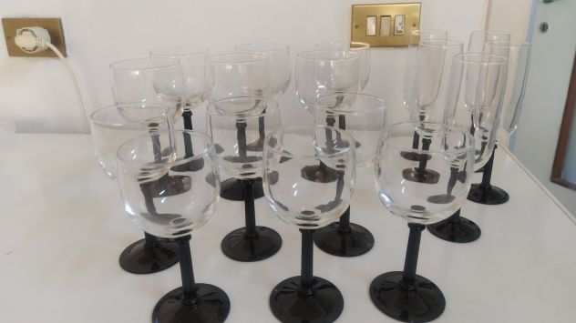 Bicchieri calice con stelo nero
