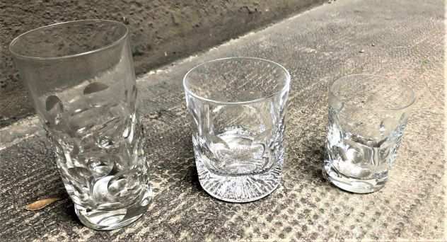 Bicchieri e vaso da fiori in vetro