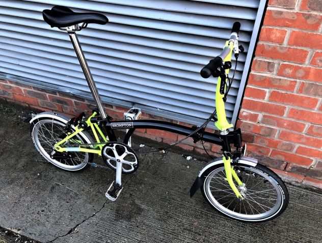 Bicicletta Brompton S3LU nera e verde lime.