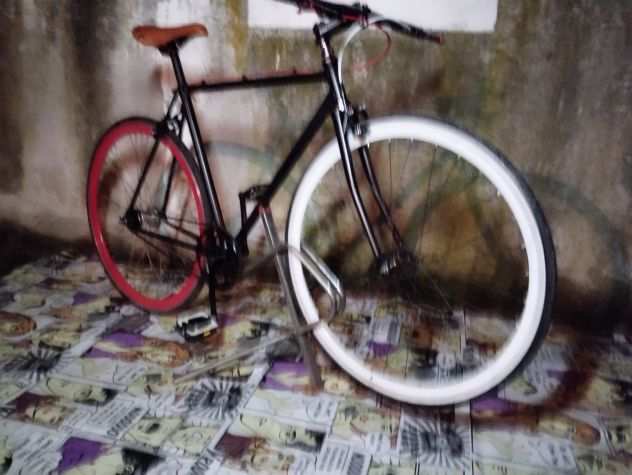 Bicicletta Fixie,ricondizionata,manunrio in Carbonio e ruote piene.