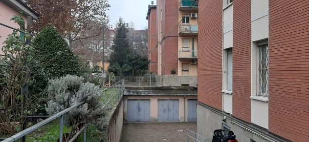 Bologna Via Savonarola garage singolo