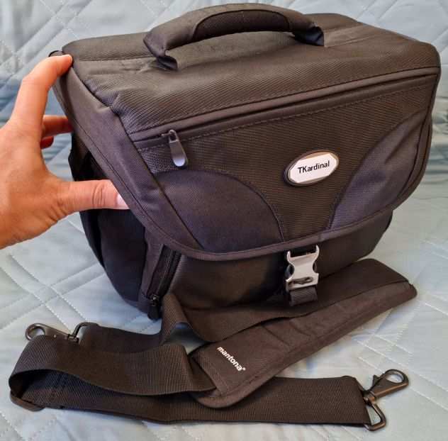 Borsa a tracolla con diverse tasche, compatta ma spaziosa, ideale per fotocamere