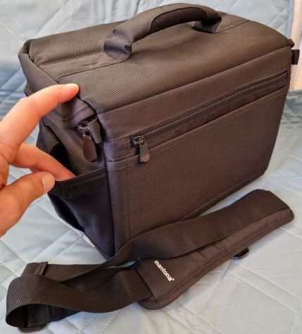 Borsa a tracolla con diverse tasche, compatta ma spaziosa, ideale per fotocamere