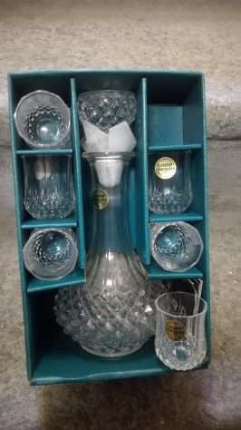 Bottiglia di cristallo con bicchierini