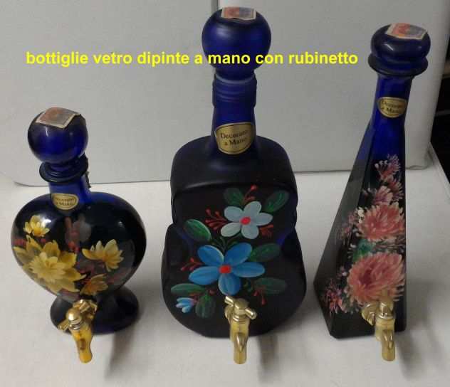 bottiglie in vetro dipinte a mano con rubinetto con vino liquoroso