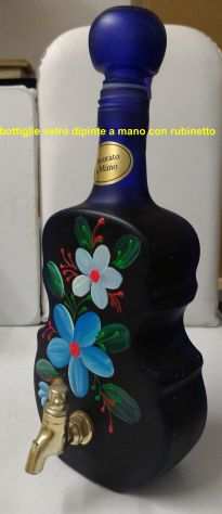 bottiglie in vetro dipinte a mano con rubinetto con vino liquoroso